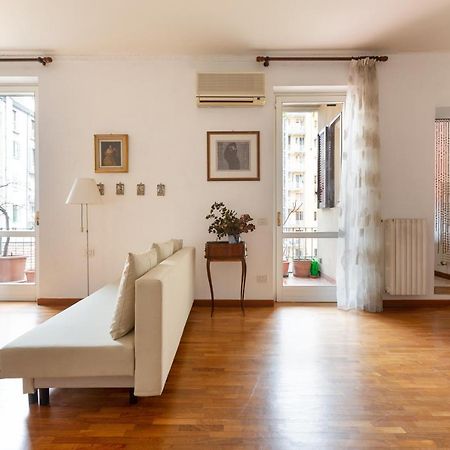 Cozy Apt With Balcony - Porta Romana District Milan Bagian luar foto