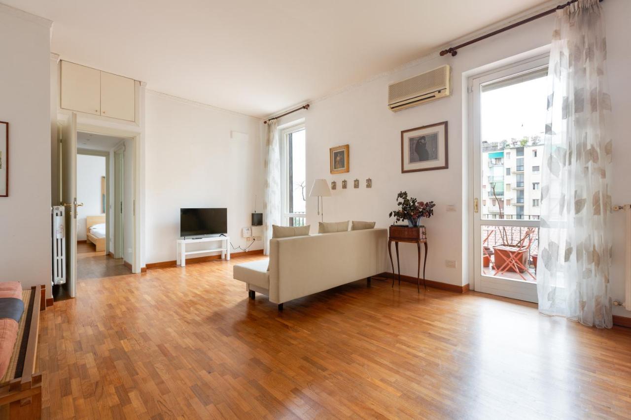 Cozy Apt With Balcony - Porta Romana District Milan Bagian luar foto