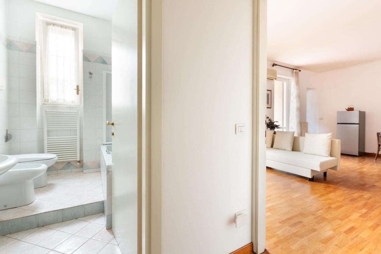 Cozy Apt With Balcony - Porta Romana District Milan Bagian luar foto